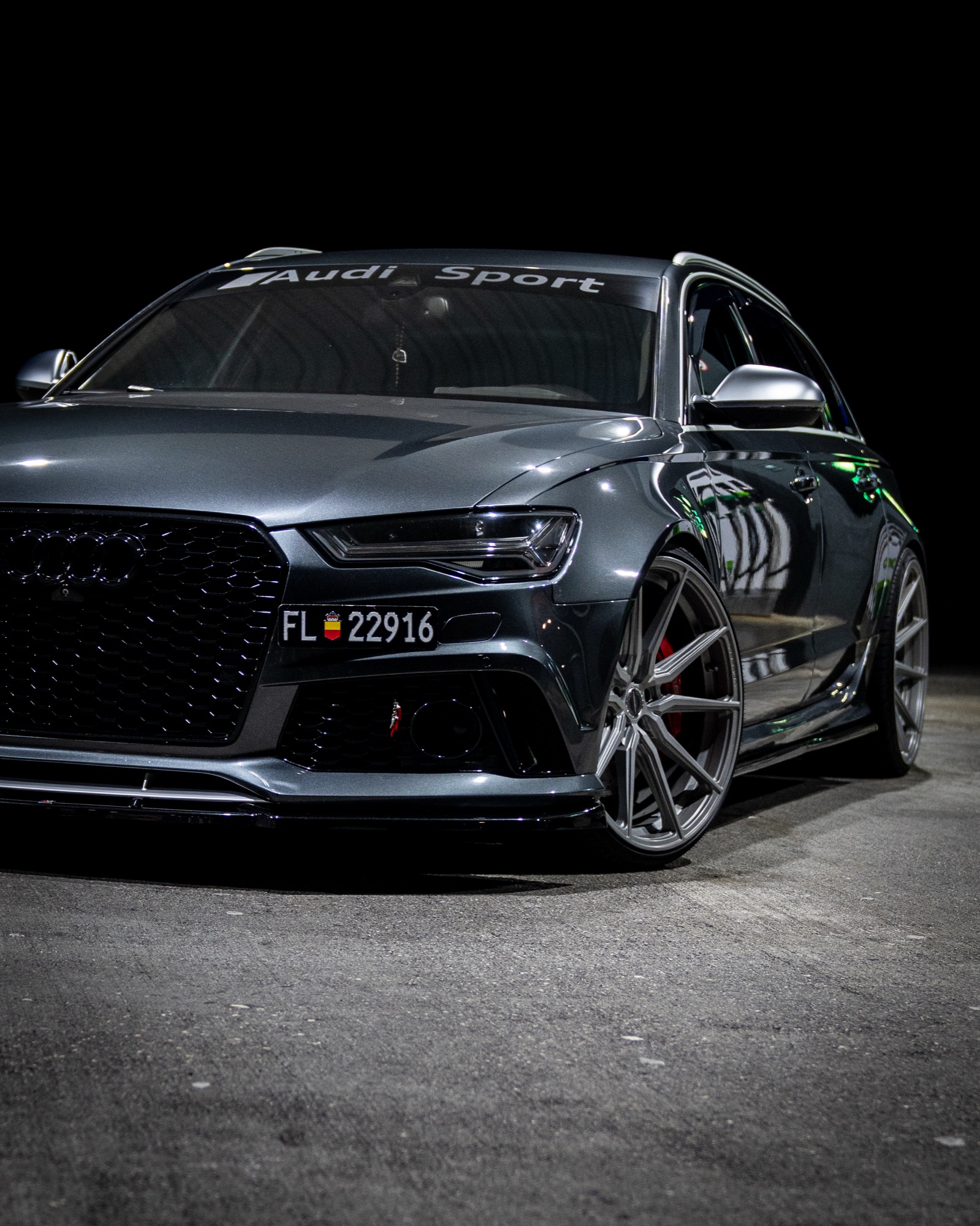 Audi RS6 Avant bei Nacht